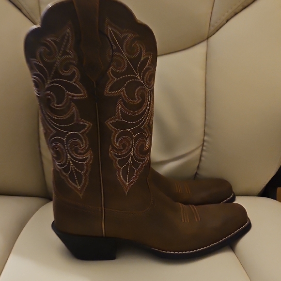 Ariat Womens Cowboy Boots. NWOT - Picture 5 of 7